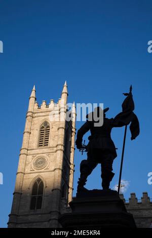 De Maisonneuve Monument gegenüber einer der Türme der Basilika Notre-Dame, Place d'Armes, Old Montreal, Quebec, Kanada. Stockfoto