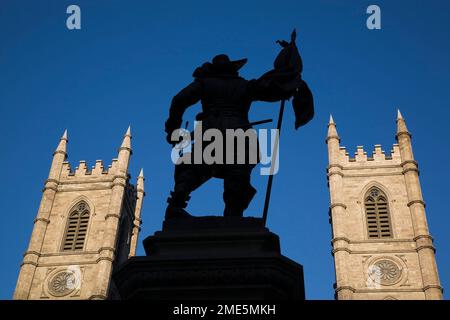 De Maisonneuve Monument gegenüber den Türmen der Basilika Notre-Dame, Place d'Armes, Old Montreal, Quebec, Kanada. Stockfoto