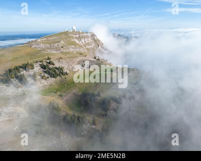 Luftaufnahme eines Jura-Berges mit Radaranlage oben Stockfoto