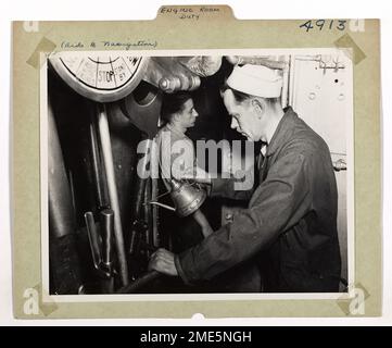 Maschinenraum-Dienst. Ein "Oil Can Jockey" macht seine Sachen an den Ventilen der Haupttriebwerke an Bord des Küstenwache-Leichtschiff "Columbia River", Nr. 93. Der Heimathafen dieses Schiffs ist Astoria, Oregon. Stockfoto