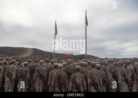 USA Marinekorps 1. Sgt. Kenyatta Cone hält eine Rede vor den neuen Marines der Hotel Company, 2. Recruit Training Battalion, während der Eagle, Globe und Anchor Zeremonie im Marine Corps Base Camp Pendleton, Kalifornien, 27. Juli 2022. Der Schmelztiegel war eine 54-stündige, kulminierende Veranstaltung beim Recruit Training, die die Umwandlung von Recruit zu Marine zum Abschluss brachte. Stockfoto