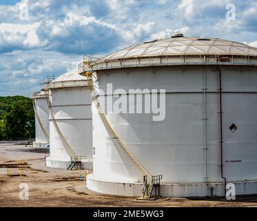 Erdöl destilliert Kraftstofflagertanks Stockfoto