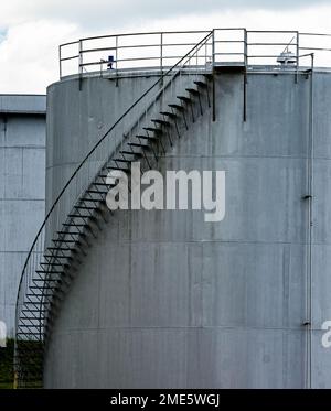 Erdöl destilliert Kraftstofflagertanks Stockfoto