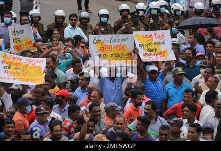 Colombo, Westprovinz, Sri Lanka. 23. Januar 2023. Die Hafengewerkschaft Sri Lankas hat am 23. Januar 2023 außerhalb der Hafenbehörde in Colombo einen regierungsfeindlichen Protest gegen Steuerreformen gegen die Wirtschaftskrise durchgeführt. (Kreditbild: © Saman Abesiriwardana/Pacific Press via ZUMA Press Wire) NUR REDAKTIONELLE VERWENDUNG! Nicht für den kommerziellen GEBRAUCH! Stockfoto