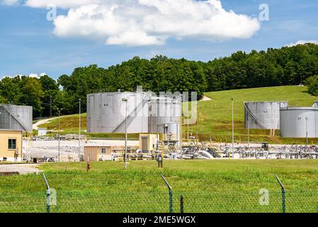 Erdöl destilliert Kraftstofflagertanks Stockfoto