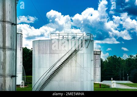 Erdöl destilliert Kraftstofflagertanks Stockfoto