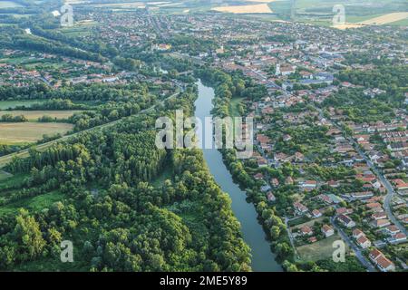 Sárospatak aus der Vogelperspektive (mit Fluss Bodrog) Stockfoto