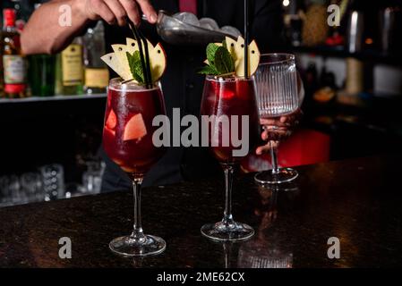 Professioneller Barkeeper bereitet Cocktails an der Bar zu Stockfoto