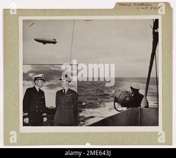 Blinzelt Blimp, Bruder Blinzelt Zurück. Als Lieutenant Henry Keene, USA Küstenwache, blinzelte ein Navy-Blitzlicht, das sein Schiff irgendwo im Nordatlantik passierte, sein Bruder, Fähnrich Robert W. Keene von der Naval Air Force, blinzelte zurück. Die Überraschung war auf Gegenseitigkeit. Leutnant Keene, Absolvent der Coast Guard Academy und Veteran des Nordatlantikkonvoi-Dienstes, ist 24 Jahre alt. Sein Bruder ist 20 Jahre alt. Ihr Zuhause ist 115 Lucas Lane, Bethesda, Maryland. In der Beilage wird Lieutenant Keene links und Fähnrich Keene rechts angezeigt, als sie sich im Urlaub trafen. Stockfoto