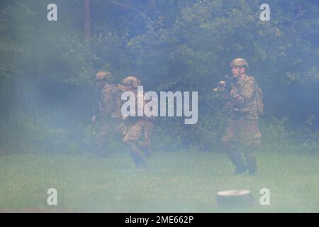 Ein Team von Studierenden des Integrated Defense Leadership Kurses, das dem 927. Sicherheitsgeschwader, MacDill Air Force Base, Florida, zugeteilt wurde, bewegt sich während einer Sicherheitsübung im Camp James A. Garfield Joint Military Training Center, Ohio, 27. Juli 2022 auf einen gegnerischen Einsatzort. Die Übung war Teil des zweiwöchigen Integrated Defense Leadership Kurses, der an der Youngstown Air Reserve Station, Ohio, stattfand und auf dem Trainingsgelände der CJAG stattfand. IDLC wurde entwickelt, um Reserve Defenders intensive praktische Schulungen zu bieten, um Kampfbereitschaft zu erreichen und aufrechtzuerhalten. Stockfoto