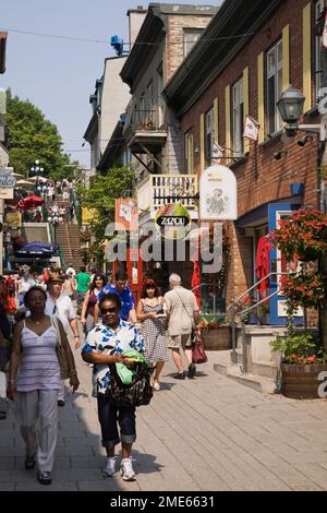 Einkaufsboutiquen und Touristen, die entlang der Rue du Petit-Champlain in der unteren Stadtgegend der Altstadt von Quebec, Quebec, Kanada schlendern. Stockfoto