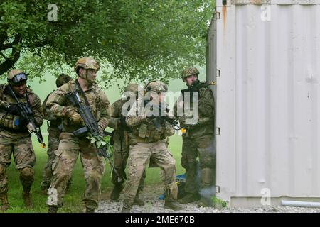 Integrated Defense Leadership-Kurs Studenten, die dem 927. Sicherheitsgeschwader, MacDill Air Force Base, Florida, zugeteilt wurden, bereiten sich während einer Sicherheitsübung im Camp James A. Garfield Joint Military Training Center, Ohio, am 27. Juli 2022 auf den Angriff auf ein Ziel vor. Die Übung war Teil des zweiwöchigen IDLC auf der YARS und unter Verwendung von Trainingsgeländen bei der CJAG. IDLC wurde entwickelt, um Reserve Defenders intensive praktische Schulungen zu bieten, um Kampfbereitschaft zu erreichen und aufrechtzuerhalten. Stockfoto