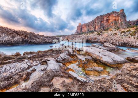 Wunderschöne abendliche Meereslandschaft am Strand Isolidda am Kap San Vito. Beliebtes Reiseziel des Mittelmeers. Lage: San Vito Lo Capo, Provinz Stockfoto