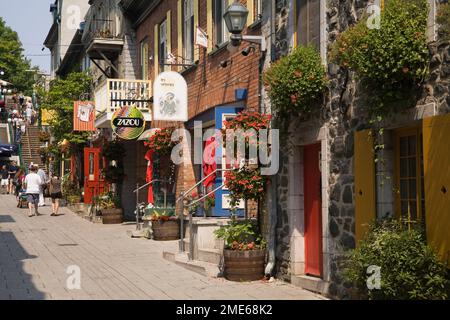 Einkaufsboutiquen und Touristen, die entlang der Rue du Petit-Champlain in der unteren Stadtgegend der Altstadt von Quebec, Quebec, Kanada schlendern. Stockfoto