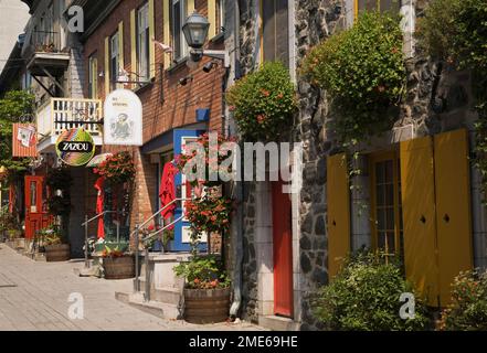 Einkaufsboutiquen entlang der Rue du Petit-Champlain im unteren Stadtteil der Altstadt von Quebec, Quebec, Kanada. Stockfoto