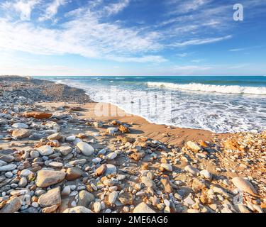 Fantastische Aussicht auf das azurblaue Meer, das von Sonnenlicht erstrahlt. Dramatische Morgenszene. Lage: Makauda, Sciacca. Sizilien, Süditalien, Europa Stockfoto