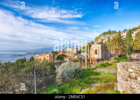 Vulkan Ätna und Taormina Stadt Luftpanorama. Dächer von vielen Baukonstruktionen. Rauchen schneebedeckten Vulkan Ätna. Taormina, Sizilien, Italien. Stockfoto