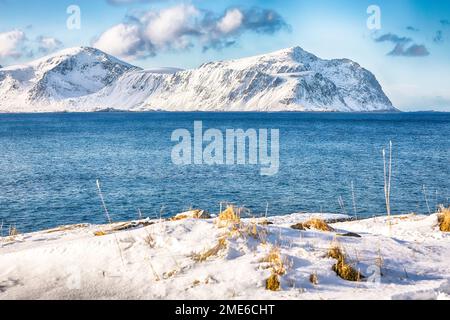 Malerischer Winterblick auf die Küste von Flakstad am Morgen von der gegenüberliegenden Seite. Beliebtes Touristenziel. Lage: Flakstadoya Insel, Lo Stockfoto