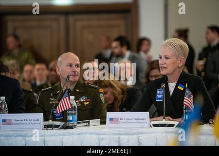 Ramstein-Miesenbach, Deutschland. 20. Januar 2023. USA Assistant Secretary of Defense for International Security Affairs, Celeste Wallander, rechts, spricht als U.S. General Christopher Cavoli, Europäisches Kommando, schaut auf das achte Treffen der Kontaktgruppe für die Verteidigung der Ukraine am Luftwaffenstützpunkt Ramstein am 20. Januar 2023 in Ramstein-Miesenbach, Rheinland-Pfalz, Deutschland. Das Treffen oder 50 Nationen und Organisationen entscheiden über den besten Weg, um der Ukraine militärische Unterstützung zu gewähren. Kredit: TSgt. Jack Sanders/DOD Photo/Alamy Live News Stockfoto