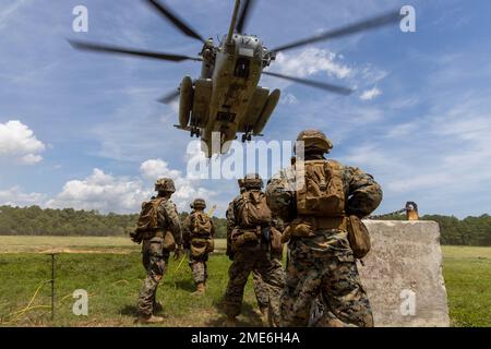 USA Marines mit Combat Logistics Battalion 24, 2. Marine Logistics Group, bereiten Sie sich auf einen externen Aufzug vor während der Versteckübung im Marine Corps Basislager Lejeune, North Carolina, am 27. Juli 2022. Hide and Seek ist eine Feldübung, die von 10. Marines, 2. Marine Division, ausgerichtet wird und die Teilnehmer in den Bereichen Signaturmanagement, Kommunikation, elektronische Kriegsführung, Cyberspace-Operationen und Sammlung, Verarbeitung und Verbreitung von Informationen ausbildet, um künftige Operationen in einem umstrittenen Umfeld mit mehreren Bereichen zu ermöglichen. Stockfoto