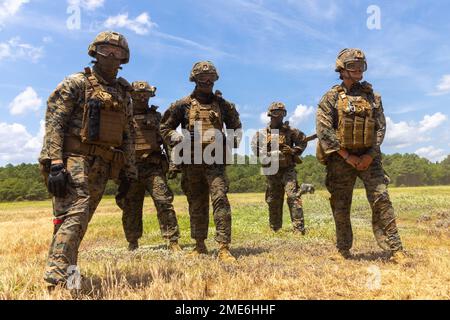 USA Marines mit Combat Logistics Battalion 24, 2. Marine Logistics Group, halten Sie sich auf Drehwinde bereit, während Sie einen externen Aufzug während der Hide and Seek Feldübung im Marine Corps Basislager Lejeune, North Carolina, am 27. Juli 2022 durchführen. Hide and Seek ist eine Feldübung, die von 10. Marines, 2. Marine Division, ausgerichtet wird und die Teilnehmer in den Bereichen Signaturmanagement, Kommunikation, elektronische Kriegsführung, Cyberspace-Operationen und Sammlung, Verarbeitung und Verbreitung von Informationen ausbildet, um künftige Operationen in einem umstrittenen Umfeld mit mehreren Bereichen zu ermöglichen. Stockfoto