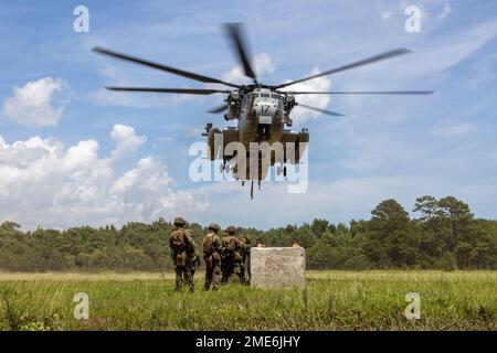 USA Marines mit Combat Logistics Battalion 24, 2. Marine Logistics Group, bereiten Sie sich auf einen externen Aufzug vor während der Versteckübung im Marine Corps Basislager Lejeune, North Carolina, am 27. Juli 2022. Hide and Seek ist eine Feldübung, die von 10. Marines, 2. Marine Division, ausgerichtet wird und die Teilnehmer in den Bereichen Signaturmanagement, Kommunikation, elektronische Kriegsführung, Cyberspace-Operationen und Sammlung, Verarbeitung und Verbreitung von Informationen ausbildet, um künftige Operationen in einem umstrittenen Umfeld mit mehreren Bereichen zu ermöglichen. Stockfoto