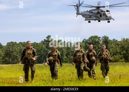 USA Marines mit Kampflogistik-Bataillon 24, 2. Marine Logistics Group, verlassen die Landezone nach Abschluss externer Aufzüge während der Versteckübung im Marine Corps-Basislager Lejeune, North Carolina, 27. Juli 2022. Hide and Seek ist eine Feldübung, die von 10. Marines, 2. Marine Division, ausgerichtet wird und die Teilnehmer in den Bereichen Signaturmanagement, Kommunikation, elektronische Kriegsführung, Cyberspace-Operationen und Sammlung, Verarbeitung und Verbreitung von Informationen ausbildet, um künftige Operationen in einem umstrittenen Umfeld mit mehreren Bereichen zu ermöglichen. Stockfoto