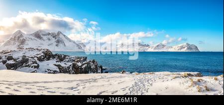 Malerischer Winterblick auf die Küste von Flakstad am Morgen von der gegenüberliegenden Seite. Beliebtes Touristenziel. Lage: Flakstadoya Insel, Lo Stockfoto