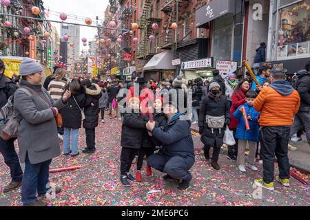 New York, New York, USA. 22. Januar 2023. (NEU) Chinatown MondNeujahr. 22. Januar 2023, New York, New York, USA: Feierliche Begegnungen mit Konfetti während der Feier des Mondneujahrs des Hasen am 22. Januar 2023 in Chinatown in New York City. (Kreditbild: © M10s/TheNEWS2 via ZUMA Press Wire) NUR REDAKTIONELLE VERWENDUNG! Nicht für den kommerziellen GEBRAUCH! Stockfoto