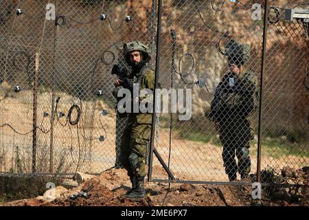 (230123) – BEIRUT, 23. Januar 2023 (Xinhua) – israelische Soldaten beobachten den Bau von Verteidigungsbefestigungen und die Platzierung von Stacheldraht in der Nähe der libanesisch-israelischen Grenzen, am 23. Januar 2023. Die Interimstruppe der Vereinten Nationen in Libanon (UNIFIL) hat am 20. Januar davor gewarnt, Arbeiten oder Aktivitäten durchzuführen, die in der Nähe der libanesisch-israelischen Grenzen zu Spannungen führen könnten, so die Nationale Nachrichtenagentur. Ein Bagger von israelischer Seite hat kürzlich die Grenzlinie zwischen den beiden Ländern überschritten und die libanesische Armee veranlasst, die israelische Militäroperation einzustellen. (Foto von Ali Hashisho Stockfoto