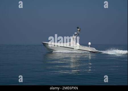 Arabischer Golf, Baharain. 22. Januar 2023. EIN US-AMERIKANISCHER Navy L3 Harris Arabian Fox MAST-13 unbemannte Surface Drohnenschiffe Patrouillen während der Übung Neon Defender 23, 22. Januar 2023 im Arabischen Golf. Kredit: MC1 Anita Chebahtah/US Army/Alamy Live News Stockfoto