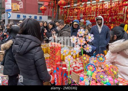 New York, New York, USA. 22. Januar 2023. (NEU) Chinatown MondNeujahr. 22. Januar 2023, New York, New York, USA: Straßenverkäufer verkaufen Konfettipoppers und andere Noisemaker-Produkte für das Mondneujahr während der Feier zum Mondneujahr des Hasen in Chinatown am 22. Januar 2023 in New York City. (Kreditbild: © M10s/TheNEWS2 via ZUMA Press Wire) NUR REDAKTIONELLE VERWENDUNG! Nicht für den kommerziellen GEBRAUCH! Stockfoto