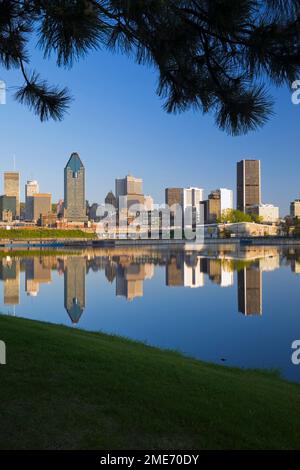 Die Skyline von Montreal spiegelt sich im Frühjahr im Peel Basin in Quebec, Kanada. Stockfoto