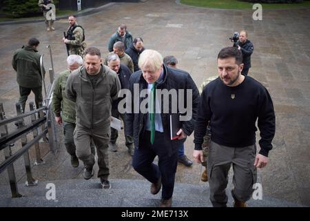 Kiew, Ukraine. 22. Januar 2023. Der ehemalige britische Premierminister Boris Johnson besuchte die ukrainische Hauptstadt Kiew am 22. Januar 2023 unangekündigt, wo er Zeit mit dem ukrainischen Präsidenten Wolodymyr Zelenskyy verbrachte, bevor sich die beiden mit Studenten und Dozenten der Taras-Schewtschenko-Nationaluniversität Kiew trafen. Foto: Ukrainische PräsidentschaftsPressestelle/UPI Credit: UPI/Alamy Live News Stockfoto