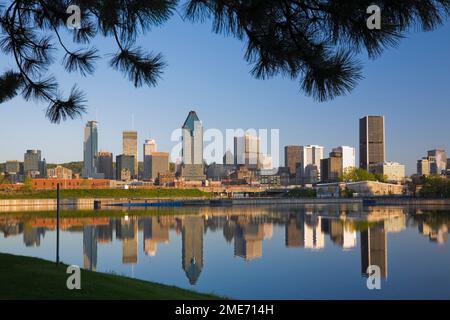 Die Skyline von Montreal spiegelt sich im Frühjahr im Peel Basin in Quebec, Kanada. Stockfoto