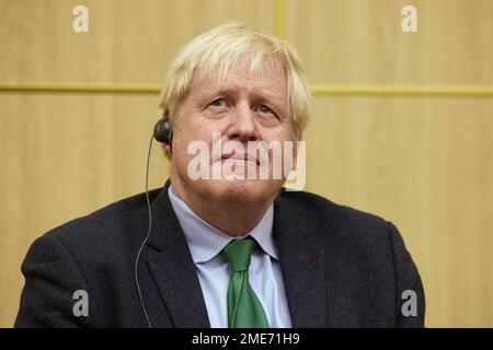 Kiew, Ukraine. 22. Januar 2023. Der ehemalige britische Premierminister Boris Johnson besuchte die ukrainische Hauptstadt Kiew am 22. Januar 2023 unangekündigt, wo er Zeit mit dem ukrainischen Präsidenten Wolodymyr Zelenskyy verbrachte, bevor sich die beiden mit Studenten und Dozenten der Taras-Schewtschenko-Nationaluniversität Kiew trafen. Foto: Ukrainische PräsidentschaftsPressestelle/UPI Credit: UPI/Alamy Live News Stockfoto