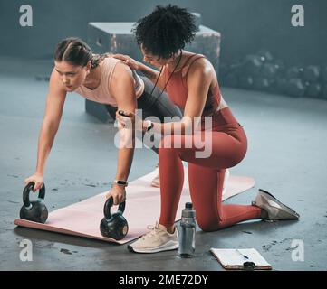 Personal Trainer, Stoppuhr und Fitness mit einer Sportlerin, die während eines Trainings auf einer Planke im Fitnessstudio Gewichte hebt. Coachen, Zeit und Übung mit einem Stockfoto