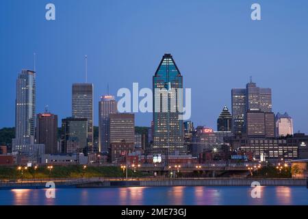 Montreal Skyline und Peel Basin bei Sonnenaufgang im Frühling, Quebec, Kanada. Stockfoto