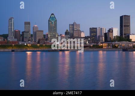 Montreal Skyline und Peel Basin bei Sonnenaufgang im Frühling, Quebec, Kanada. Stockfoto