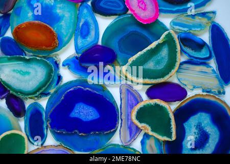 Achatgeodenkristall. Achaten in blauen und grünen Farben. Scheiben von Naturstein. Textur von Naturstein-Achat. Querschnitt eines blauen Geodes Stockfoto