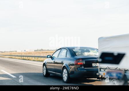 Ungarn – 20. September 2014: Seitenansicht eines schnellen, luxuriösen schwarzen Audi mit Anhänger auf der ungarischen Autobahn Stockfoto