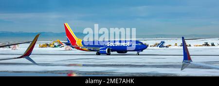 Denver, Colorado – Southwest Airlines fliegt nach einem Schneesturm am Denver International Airport auf den Boden. Stockfoto