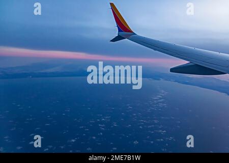 Chicago, Illinois – Ein Flugzeug von Southwest Airlines fliegt über den südlichen Lake Michigan. Stockfoto