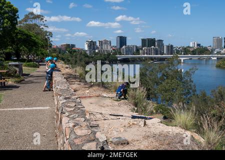 Brisbane, Australien – Januar 19 2023: Gruppe von Kindern mit Kletterhelmen auf dem Gipfel der Kangaroo Point Cliffs, um einen Kletterlehrer zu beobachten Stockfoto