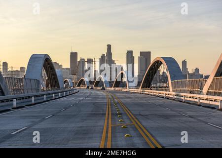 Blick auf Downtown Los Angeles vom Zentrum der neuen 6. Street Bridge. Stockfoto
