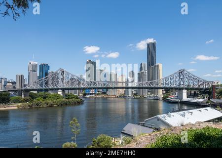 Brisbane, Australien – Januar 19 2023: Blick auf die Story Bridge und den Fluss Brisbane mit Stadt im Hintergrund während des Tages Stockfoto