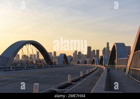 Die neue 6. Street Bridge, die in Downtown Los Angeles, Kalifornien führt Stockfoto