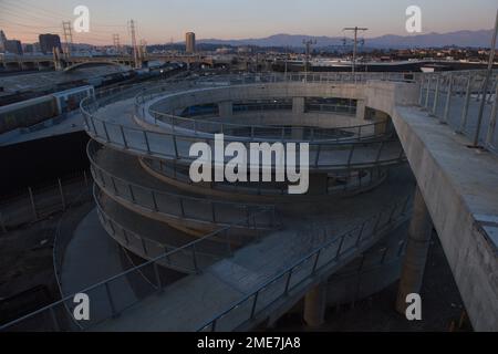 Die kreisförmige Rampe führt auf die neue 6. Street Bridge in Los Angeles, Kalifornien Stockfoto