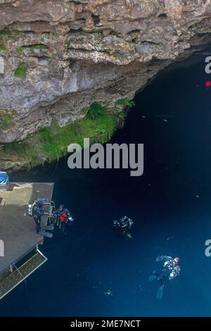 Taucher in Kilsby Sinkhole außerhalb des Mount Gambier Stockfoto