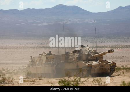 USA Soldaten, die dem 2. Bataillon, dem 70. Armored Regiment, dem 2. Armored Brigade Combat Team, der 1. Infanteriedivision zugeteilt sind, transportieren einen M109 Paladin mit einem M88 Hercules Recovery Vehicle während der Detective Action Rotation 22-09 im National Training Center, Fort Irwin, Kalifornien, 14. August 2022 Stockfoto